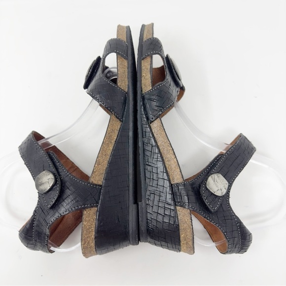 TAOS Trophy 2 Wedge Sandals - Picture 6 of 9